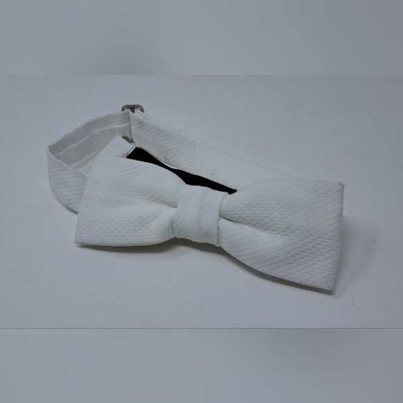 Burberry Men's Bowtie Tie White Formal 100% Silk Made in England - One Size 4.5"